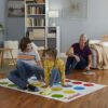 Hasbro Gaming Twister Gioco in Scatola, Include 1 Tappeto Twister, 1 Ruota e le Istruzioni, Versione 2020 in Italiano, Multicolore - immagine 5