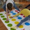 Hasbro Gaming Twister Gioco in Scatola, Include 1 Tappeto Twister, 1 Ruota e le Istruzioni, Versione 2020 in Italiano, Multicolore - immagine 6