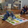 Hasbro Gaming Twister Gioco in Scatola, Include 1 Tappeto Twister, 1 Ruota e le Istruzioni, Versione 2020 in Italiano, Multicolore - immagine 7