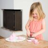 New Classic Toys- Servizio da tè/caffè con Torta da Taglio Giocattoli da Cucina e Cibo, Colore Rosa, 5 Pezzi, 10620 - immagine 6