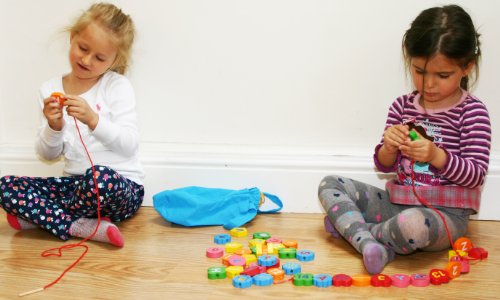 TOWO Blocchi numerici dell'alfabeto in legno â Lettere ABC Perline da infilare 46 pezzi Puzzle di ordinamento di allacciatura-Giocattoli educativi abbinati ai colori per 3 anni STEM Montessori - immagine 6