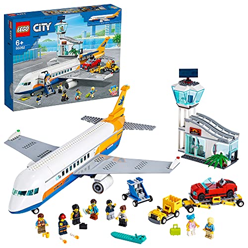LEGO City Airport Aeroporto Centrale con Aereo Giocattolo, Camion del  Carburante e Minifigura del Pilota, 60261 