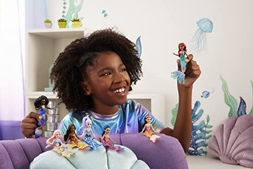 Disney La Sirenetta - Set di Mini Bambole Ariel e le Sue Sorelle, Assortimento delle 7 Sirene da Collezionare, Ciascuna con Dettagli Unici sulla Coda, Giocattolo per Bambini, 3+ Anni, HLX17 - immagine 3
