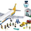 LEGO City Passenger Airplane 60262, con torre radar, camion aeroportuale con ascensore per auto, cabriolet rosso, 4 passeggeri e 4 minifigure personale aeroportuale, più una figura per bambini, nuovo 2020 (669 pezzi) - immagine 3