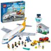 LEGO City Passenger Airplane 60262, con torre radar, camion aeroportuale con ascensore per auto, cabriolet rosso, 4 passeggeri e 4 minifigure personale aeroportuale, più una figura per bambini, nuovo 2020 (669 pezzi)