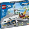 LEGO City Passenger Airplane 60262, con torre radar, camion aeroportuale con ascensore per auto, cabriolet rosso, 4 passeggeri e 4 minifigure personale aeroportuale, più una figura per bambini, nuovo 2020 (669 pezzi) - immagine 5