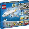 LEGO City Passenger Airplane 60262, con torre radar, camion aeroportuale con ascensore per auto, cabriolet rosso, 4 passeggeri e 4 minifigure personale aeroportuale, più una figura per bambini, nuovo 2020 (669 pezzi) - immagine 6