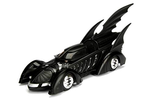 Jada Toys - Modellino della Batmobile Altamente Dettagliato in Scala 1:24 con Statuetta Batman, Cabina e Porte Possono Essere Aperte, con Ruota Libera - immagine 13