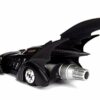 Jada Toys - Modellino della Batmobile Altamente Dettagliato in Scala 1:24 con Statuetta Batman, Cabina e Porte Possono Essere Aperte, con Ruota Libera - immagine 14