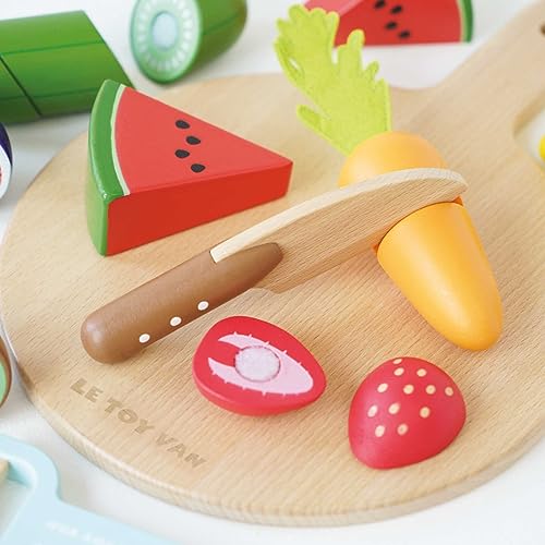 Le Toy Van - TV355 - Gioco educativo bambino 2 anni, gioco frutta e verdura da tagliare legno FSC, 18 pezzi, giocattolo cucina, ecologico, Montessori, include 1 tagliere, 1 coltello, 1 pelapatate - immagine 7