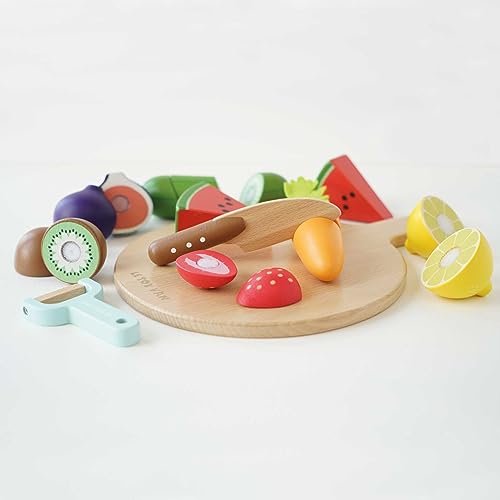 Le Toy Van - TV355 - Gioco educativo bambino 2 anni, gioco frutta e verdura da tagliare legno FSC, 18 pezzi, giocattolo cucina, ecologico, Montessori, include 1 tagliere, 1 coltello, 1 pelapatate - immagine 8