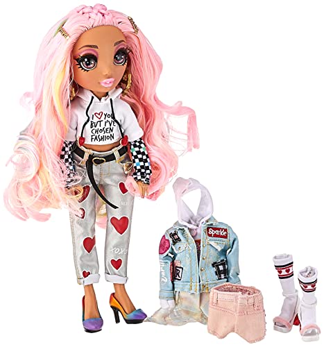 Rainbow High, Kia Hart, Bambola Edizione Speciale, Colore Rosa -Vestita con abiti firmati, accessori e supporto per bambole, 2 Completini da Abbinare, Regalo perfettoa partire dai 5 anni - immagine 4