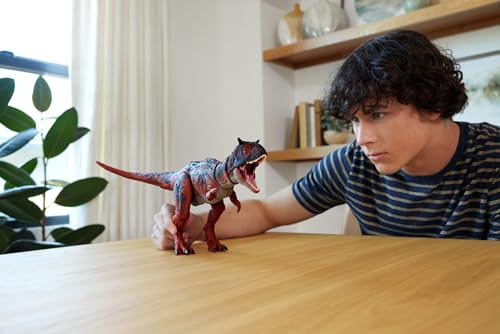 Jurassic World Il Regno Distrutto - Carnotaurus Hammond Collection, dinosauro snodabile dal design premium e lungo 43+ cm, occhi di vetro e dettagli realistici, giocattolo per bambini, 8+ anni, HTK44 - immagine 3