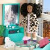 Lori Dolls - Soggiorno, cucina, camera da letto, patio all'aperto - Casa delle bambole e accessori per mini bambole - Playset con bambola da 15 cm - 3 set di mobili - 3 anni+ (LO37071Z) - immagine 6