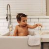 Oli & Carol - Giocattolo da bagno e dentizione in gomma naturale, Elvis le anatra da bagno, nudo, 8 cm - immagine 7