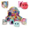 Sbabam s.r.l. Peluche Little Kitties Magici Amici, Pack da 3 Pezzi con soggetti Differenti con Adesivi. Le Casette brillano al Buio.