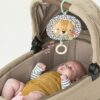 Taf Toys Giocattolo musicale rilassante con multi-texture e massaggiagengive in legno, si attacca alla culla, al passeggino e al seggiolino auto, sviluppa i sensi del bambino e le abilità cognitive - immagine 4