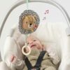 Taf Toys Giocattolo musicale rilassante con multi-texture e massaggiagengive in legno, si attacca alla culla, al passeggino e al seggiolino auto, sviluppa i sensi del bambino e le abilità cognitive - immagine 5