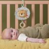 Taf Toys Giocattolo musicale rilassante con multi-texture e massaggiagengive in legno, si attacca alla culla, al passeggino e al seggiolino auto, sviluppa i sensi del bambino e le abilità cognitive - immagine 6