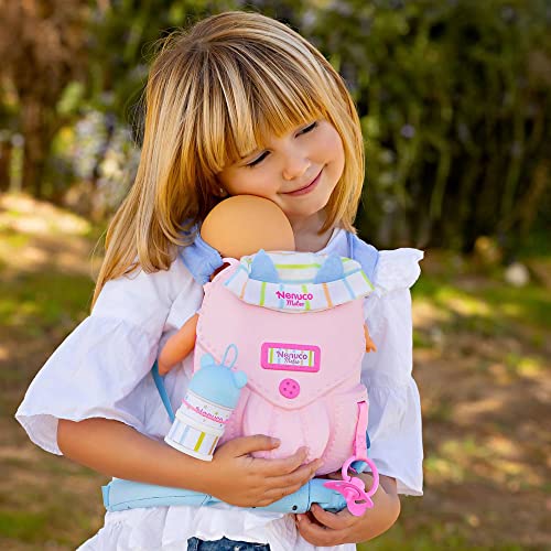 Nenuco - A passeggio con Mateo, bambola corpo morbido 35 cm, con zainetto porta bebè 2 in 1 che si trasforma in sedia, con accessori, per bambine/i dai 2 anni,Famosa 700017206 - immagine 6