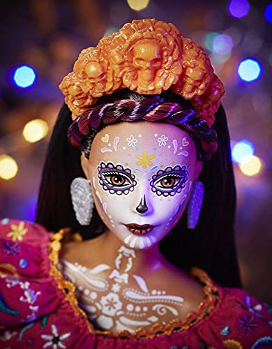 Barbie Bambola Dia de Muertos con Vestiti e Dettagli Realistici, da Collezione, Giocattolo per Bambini 6+ Anni, GXL27 - immagine 5