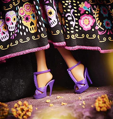 Barbie Bambola Dia de Muertos con Vestiti e Dettagli Realistici, da Collezione, Giocattolo per Bambini 6+ Anni, GXL27 - immagine 6