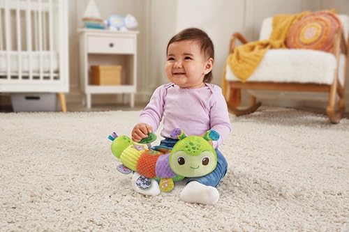 VTech Baby Snugglepillar, bruco sensoriale giocattolo con 7 tessuti e trame, canzoni, 3 pulsanti luminosi per imparare colori, forme e numeri, peluche per bambini dai 3 ai 6 ai 12 ai 18 mesi, versione - immagine 5