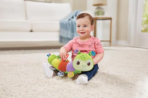 VTech Baby Snugglepillar, bruco sensoriale giocattolo con 7 tessuti e trame, canzoni, 3 pulsanti luminosi per imparare colori, forme e numeri, peluche per bambini dai 3 ai 6 ai 12 ai 18 mesi, versione - immagine 6