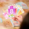 Asmodee - Happy Mochi Gioco di carte carino da giocare con tutta la famiglia, gioco illustrato a mano con design kawaii, a partire dagli 8 anni per 2-6 giocatori, 20 minuti, Italiano - immagine 6