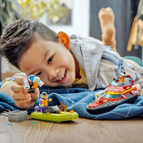 LEGO 60373 City Fire Barca di Soccorso Antincendio dei Vigili del Fuoco, Nave Giocattolo Galleggiante con Gommone di Salvataggio e Minifigure - immagine 10