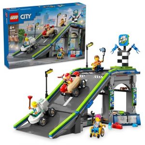 LEGO City Nessun Limite: Gara sulla Pista a Rampe - Giocattolo da Costruire con 2 Modelli di Auto da Corsa, 4 Minifigure e Accessori, Giochi per Bambini da 6 Anni, Idea Regalo Divertente - 60460