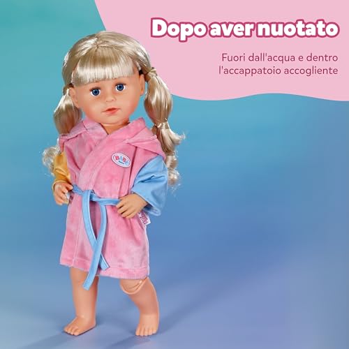 Accappatoio BABY born - Con cappuccio e maniche di diversi colori - Accessorio per bambole di alta qualità - Vestiti adatti a bambole di 43 cm - immagine 4